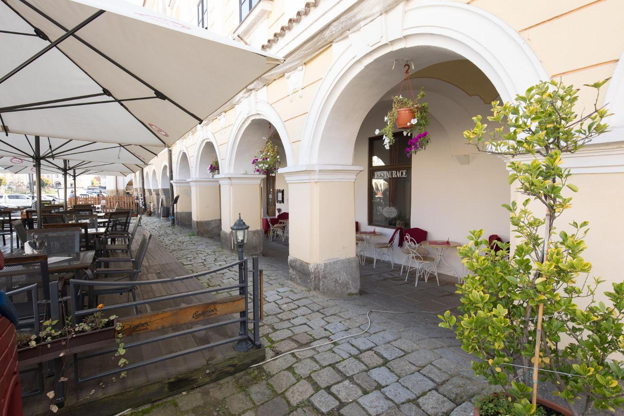 Hotel U Cerneho Orla Telc Exterior photo