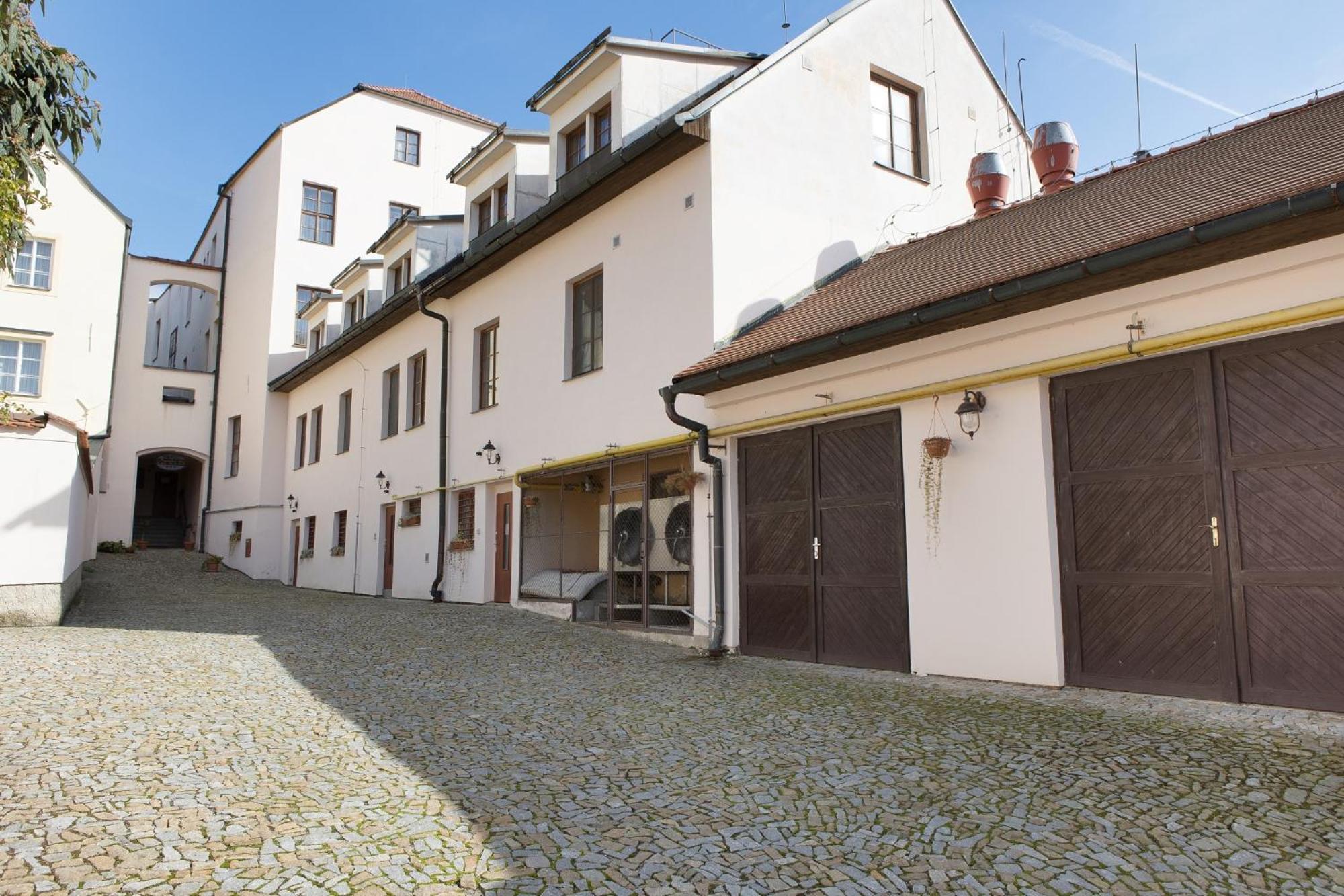 Hotel U Cerneho Orla Telc Exterior photo