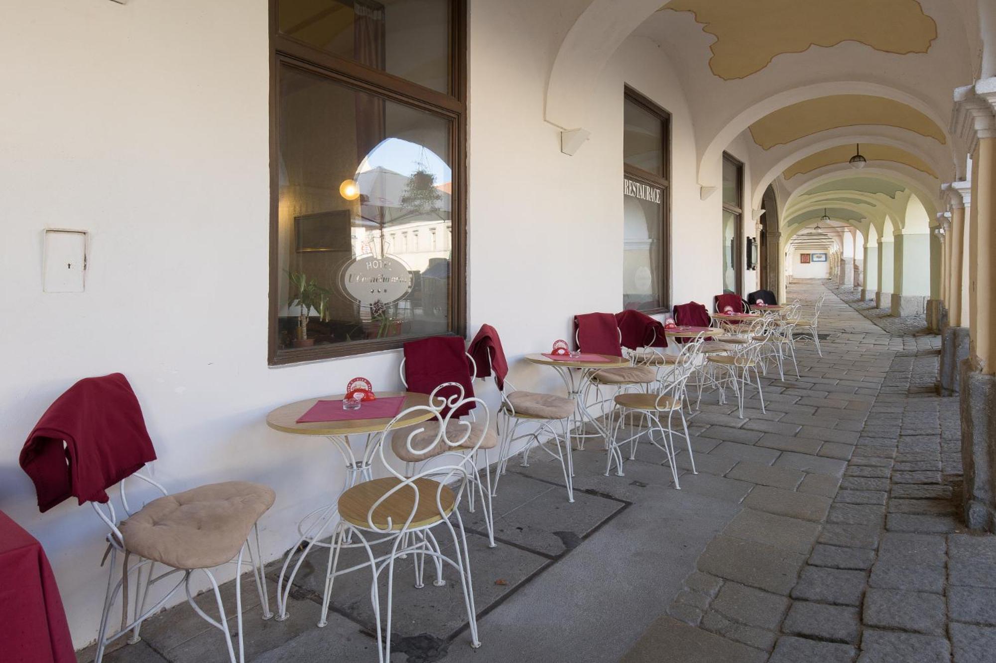 Hotel U Cerneho Orla Telc Exterior photo