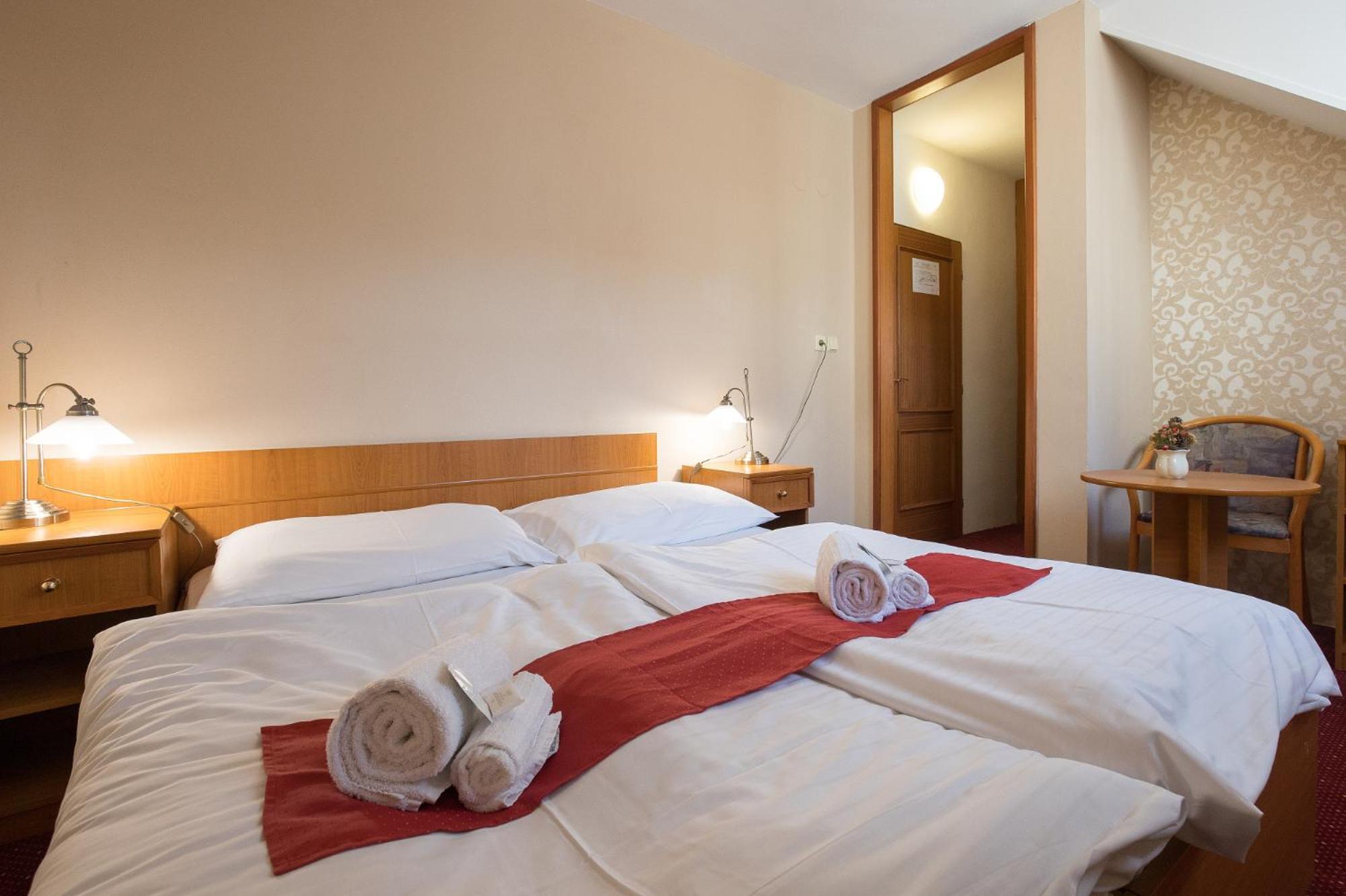 Hotel U Cerneho Orla Telc Exterior photo