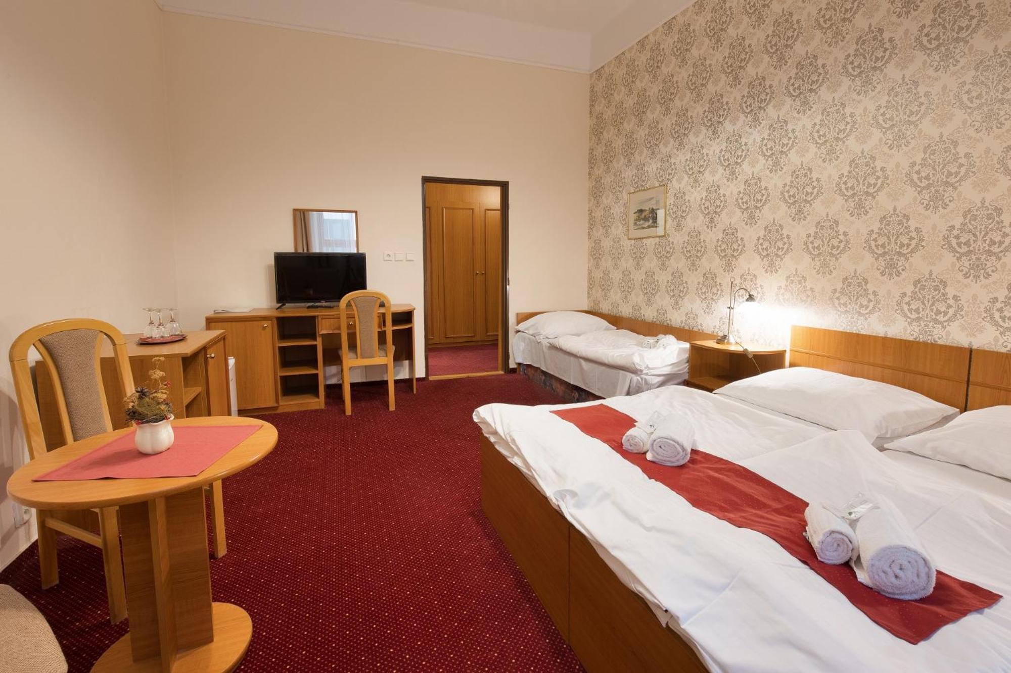 Hotel U Cerneho Orla Telc Exterior photo