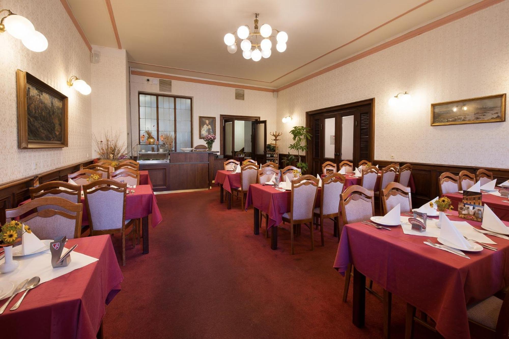 Hotel U Cerneho Orla Telc Exterior photo