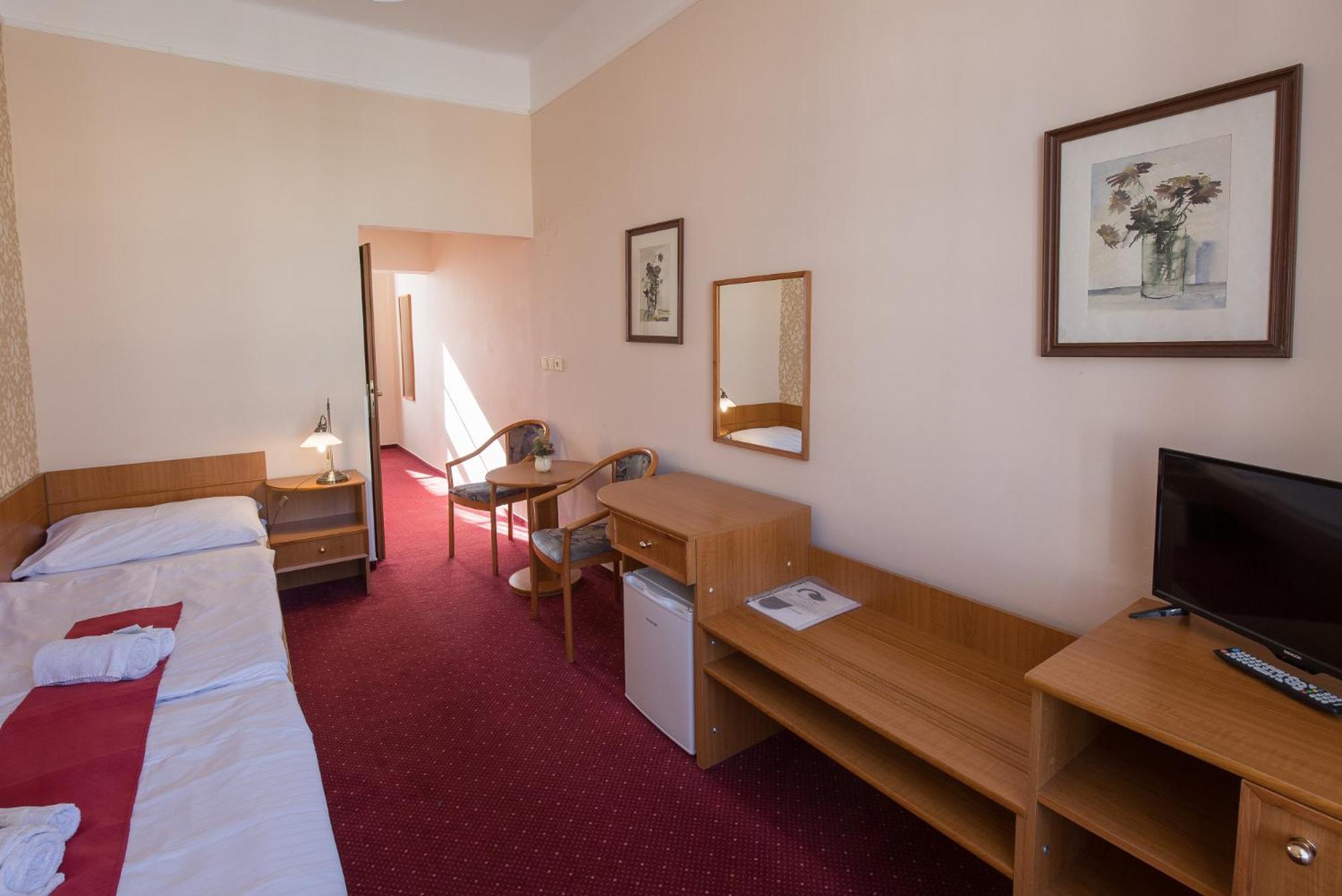 Hotel U Cerneho Orla Telc Exterior photo