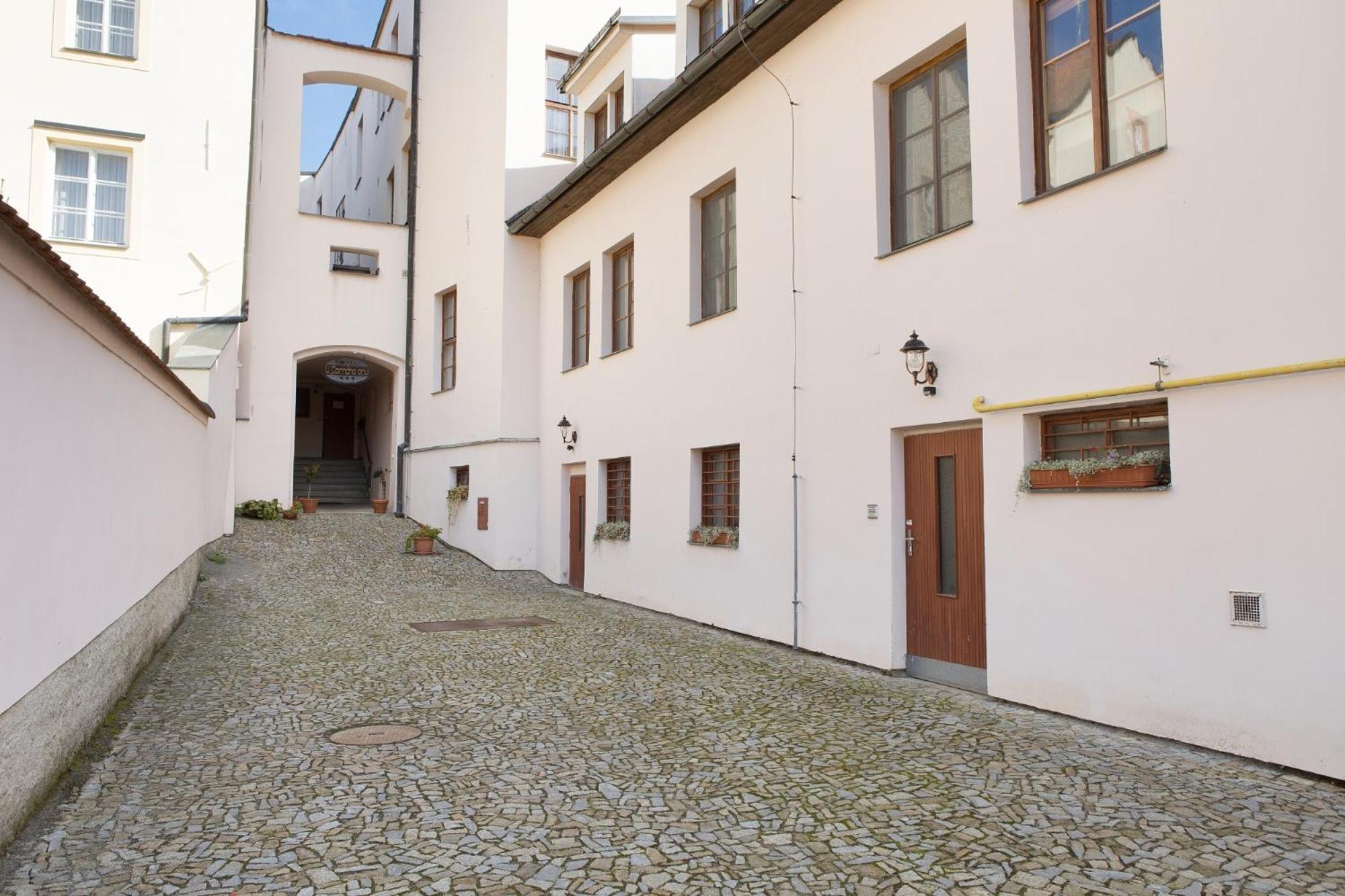 Hotel U Cerneho Orla Telc Exterior photo
