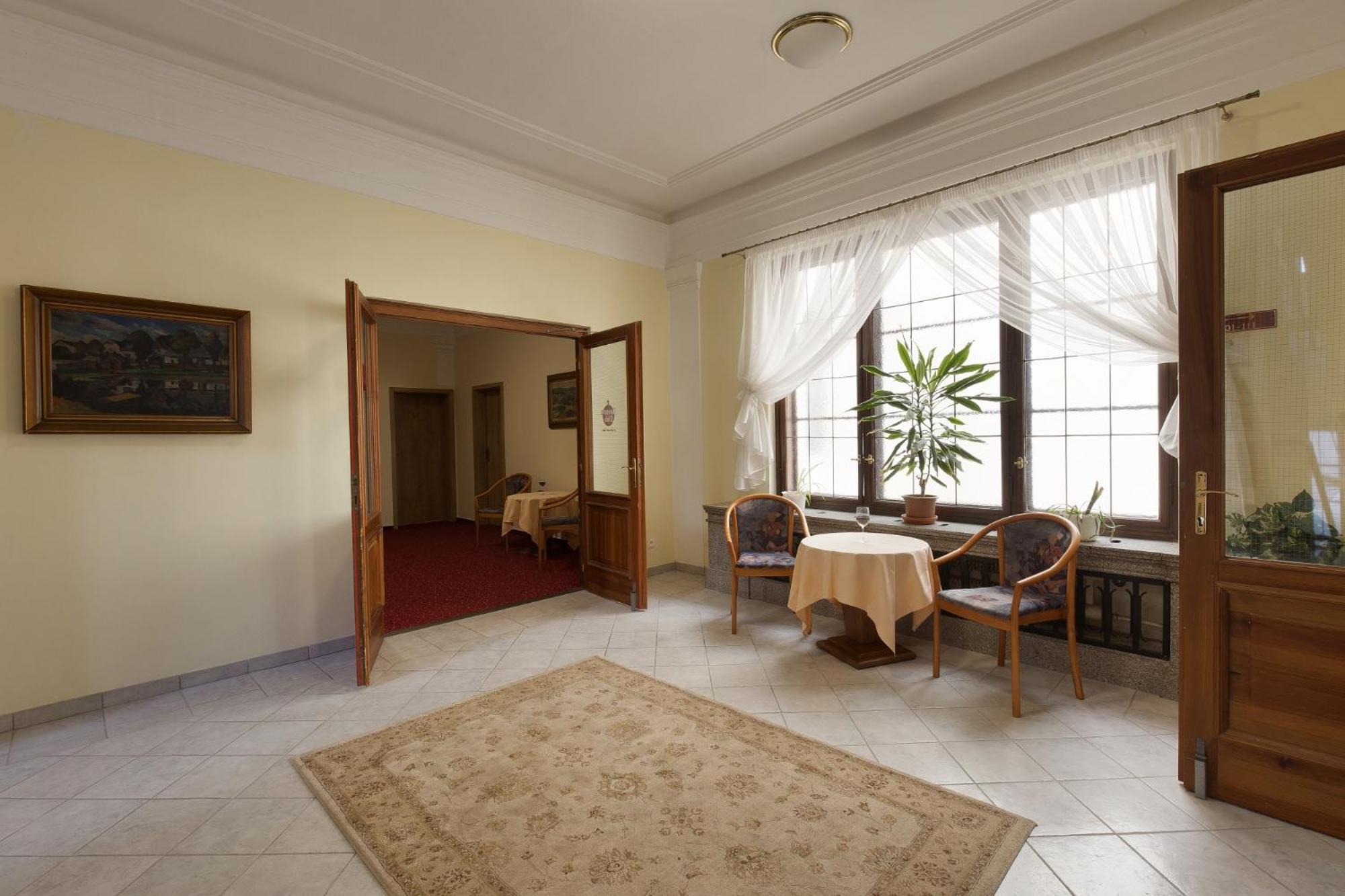 Hotel U Cerneho Orla Telc Exterior photo