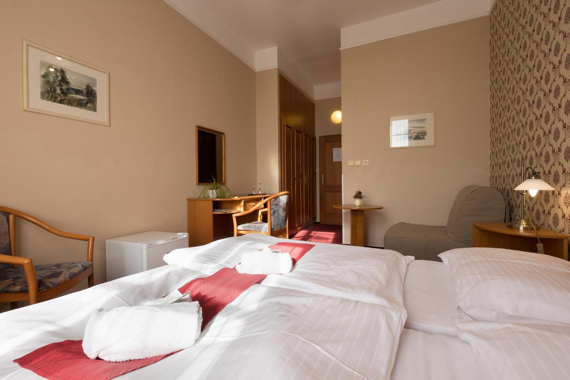 Hotel U Cerneho Orla Telc Exterior photo