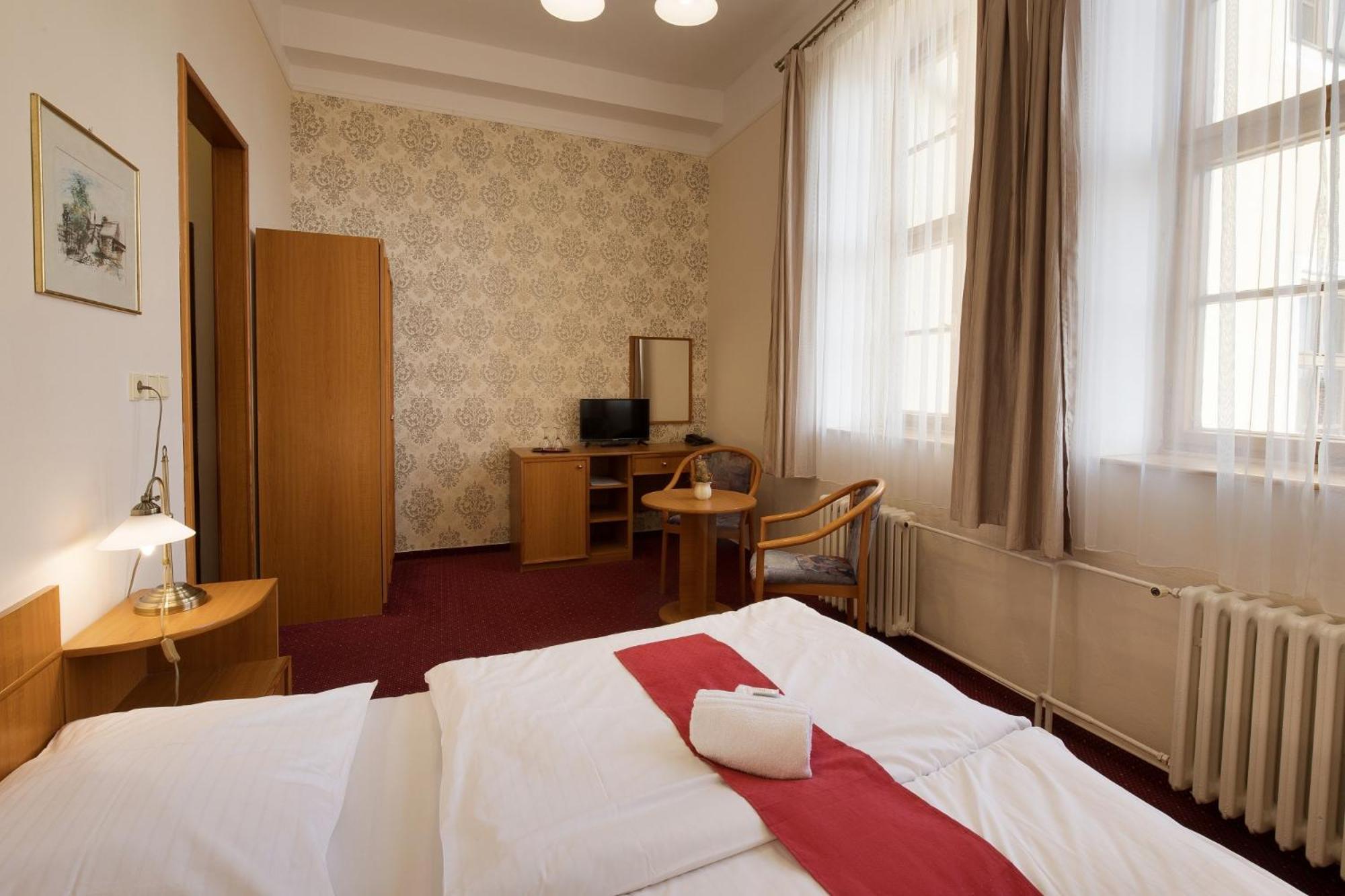 Hotel U Cerneho Orla Telc Exterior photo